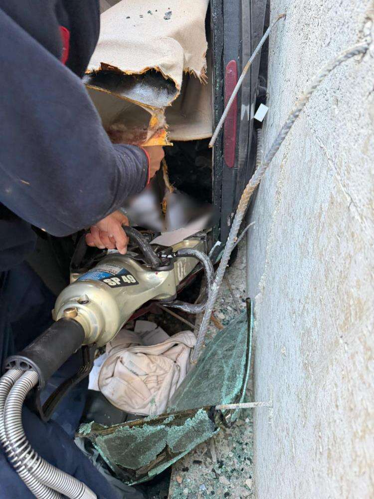 Otomobil yol çalışması yapılan alana düştü, 3 kişi hayatını kaybetti 9